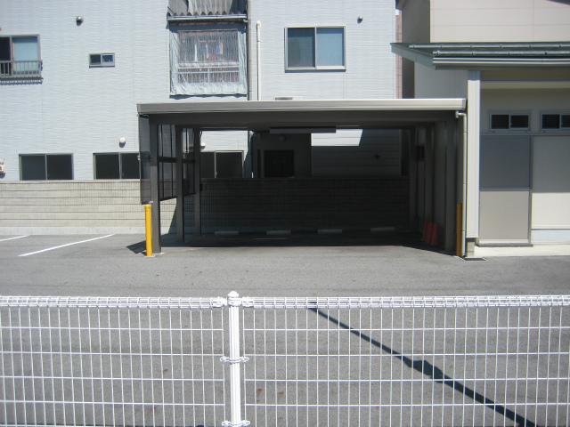 昭和あらたに駐車場（屋根下）　南から撮影